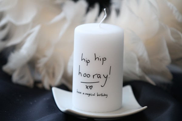 Rustik Lys - Stumpenkerze "hip hip hooray - birthday" - 6 x 10 cm