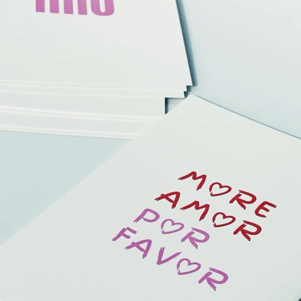 GOLDSCHERBEN - Postkarte "MORE AMOR POR FAVOR"