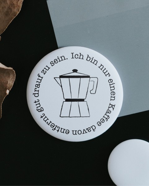 Heldenglück - Magnet groß "Nur einen Kaffee entfernt"