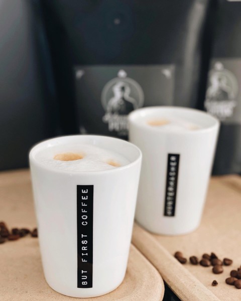 GOLDSCHERBEN - Becher Labelwrite "BUT FIRST COFFEE" - schwarz